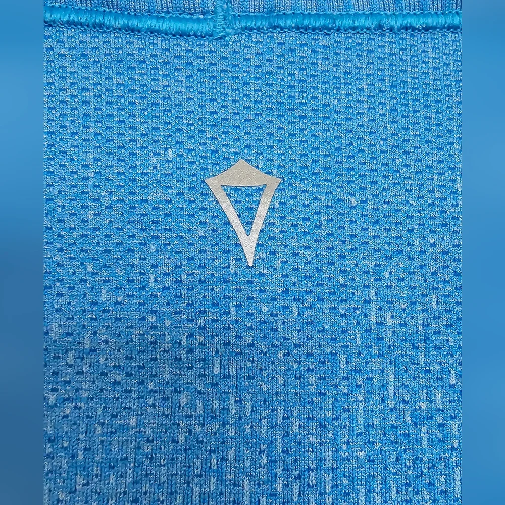 Ivivva (Lululemon) Girls 10 Blue Seamless Athletic Top Thumbholes Yoga Gym